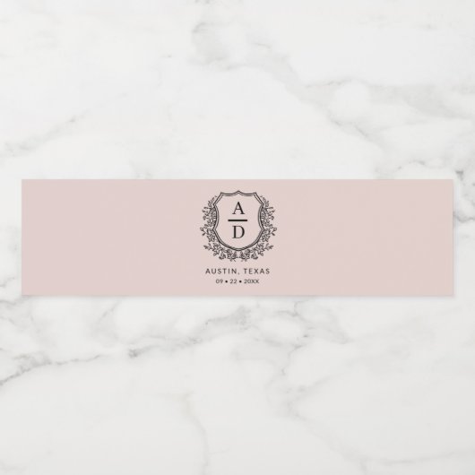 Blush Roze Monogram Bruiloft Bloemen Crest Waterfles Etiket (Enkel label)