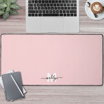 Blush roze monogram bureaumat<br><div class="desc">Gepersonaliseerde Initiaal naam Monogram Desk Mat. Voeg een persoonlijke en stijlvolle touch toe aan uw werkruimte met deze aangepaste bureaumat, ideaal als een kantoor-accessoire of een te groot muismatje. Het ontwerp is voorzien van een zacht blush roze achtergrond met een wit initiaal en zwarte script naam geplaatst in het onderste...</div>