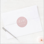 Blush Roze Monogram Elegante Bruiloft Ronde Sticker<br><div class="desc">Onze "Modern Minimalist Monogram Wedding" beschikt over elegante handgeschreven scriptmonogrammen in combinatie met een schreefloos lettertype in een moderne lay-out op verschillende kleuren achtergronden voor uw moderne bruiloften het hele jaar door. Kijk in onze winkel voor meer overeenkomende objecten uit dit collectie.</div>
