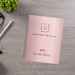 Blush roze naam business logo elegant 2025 planner<br><div class="desc">Een feminische zwarte roze achtergrond. Pas uw zaken,  bedrijf logo,  een tekst,  jaar en persoonlijke naam aan en voeg deze toe. Als u het zonder tekst wilt,  gebruik uw achterruimtesleutel om te schrappen.</div>