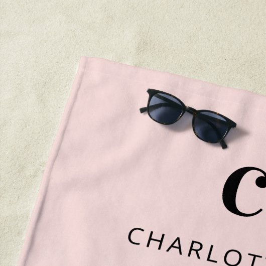 Blush roze naam monogram initiaal strandlaken (In situ)