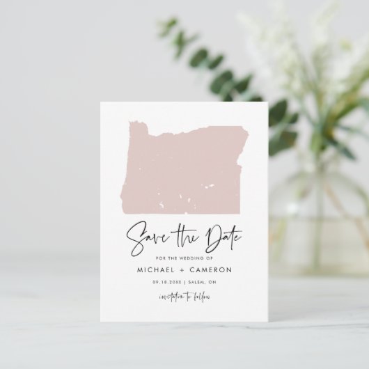 Blush Roze Oregon Map Modern Script Save the Date Aankondigingskaart (Staand voorkant)