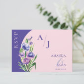 Blush Roze & Paarse Bloemen Monogram Huwelijk RSVP Kaartje (Staand voorkant)