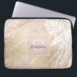 Blush roze palmboombladeren monogram laptop sleeve<br><div class="desc">Een elegant,  modern tropisch abstract zomers patroon. Rustige roos gouden achtergrond en witte palmbladeren. Gedecorreerd met faux gouden borstelslagen. Voeg jouw naam en monogram letter toe.</div>