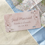 Blush Roze & Roos Gouden Folie Bruiloft Net Getrou Nummerplaat<br><div class="desc">Blush Pink & Roos Gold Foil Floral Border Wedding Design met handgetekende bloemen, bladeren en waterverf achtergrond. Een chique en moderne look voor een lente- of zomerbruiloft, met zacht kleurenpalet: Blush Pink en roos gouden faux folie. Hand getekende bloemenelementen, modern trendy script lettertype - gepersonaliseerde bruiloft net getrouwd Passen getrouwd...</div>