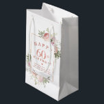 Blush Roze Rose Floral Gold 60th Birthday Klein Cadeauzakje<br><div class="desc">Eer een speciale vrouw met deze elegante en vrouwelijke 60ste cadeautas. Het begint met 60ste geschreven in een gewaagde tekst van het roos. Happy wordt hierboven in gekromde tekst geschreven en de verjaardag is hieronder. Hieronder vindt u drie regels voor gepersonaliseerde tekst, zodat u uw verjaardagswens eenvoudig kunt personaliseren. Een...</div>
