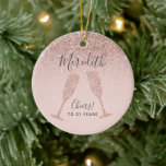 Blush Roze Rose Gold 21st Birthday Holiday Gift Keramisch Ornament<br><div class="desc">Blush Roze Rose Gold 21e verjaardag vakantie cadeau... Ons unieke 21e verjaardagsceramische verjaardagsceramische ornament vakantiegift heeft een vrouwelijke blush roze glitter ombre achtergrond met roos gouden champagneglazen klaar om te proosten op de verjaardagshonoree, waarvan de naam op het ornament is geschreven in een stijlvolle scripttypografie. Alle tekst kan eenvoudig worden...</div>
