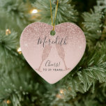 Blush Roze Rose Gold 21st Birthday Holiday Heart Keramisch Ornament<br><div class="desc">Onze unieke 21ste verjaardag keramische feestcadeau van Birthday is voorzien van een vrouwelijke, lichtroze glitter ombre-achtergrond met een gouden champagnebril van het roos die klaar is om de verjaardagseer te bedienen, waarvan de naam is geschreven op de hartvormige versiering in elegante scripttypografie. Alle tekst kan gemakkelijk worden herzien gebruikend het...</div>
