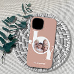 Blush Roze Rose Gold Aangepaste foto Case-Mate iPhone 14 Hoesje<br><div class="desc">Deze moderne fototelefoonbehuizing is voorzien van één foto en het woord JOY in een stijlvolle typografie op een lichtroze,  roos gouden achtergrond. Gemakkelijk aanpasbaar met uw foto en naam.</div>