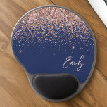 Blush Roze Rose Gold Glitter Navy Blue Name Gel Muismat<br><div class="desc">Navy Blue en Terracotta Sparkle Glitter Monogram Name and Initiaal Mousepad (Muismat). Dit maakt de perfecte liefhebbende 16 verjaardag,  bruiloft,  vrijgezellenfeest,  verjaardagsdag,  baby shower of vrijgezellenfeest voor iemand die van luxe glam en stijl houdt.</div>