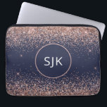 Blush Roze Rose Gold Navy Blue Glitter Monogram Laptop Sleeve<br><div class="desc">Blush Pink - Roos Gold en Navy Blue Faux Glitter en Sparkle Elegant Monogrammed Initialen Hoesje. Dit hoesje kan worden aangepast om uw initiaal en voornaam te omvatten.</div>