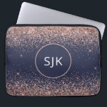 Blush Roze Rose Gold Navy Blue Glitter Monogram Laptop Sleeve<br><div class="desc">Blush Pink - Roos Gold en Navy Blue Faux Glitter en Sparkle Elegant Monogrammed Initialen Hoesje. Dit hoesje kan worden aangepast om uw initiaal en voornaam te omvatten.</div>
