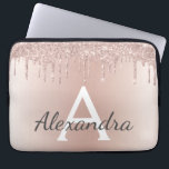 Blush roze roze goudglitter Drivers Monogram Laptop Sleeve<br><div class="desc">Blush roze roze gouden metalen druppelaar Glitter en Sparkle Modern en Elegant Monogram Hoesje. Dit hoesje kan worden aangepast om uw initiaal en voornaam op te nemen en maakt een geweldige kerst of 16 zoete cadeautjes voor 16e verjaardag.</div>