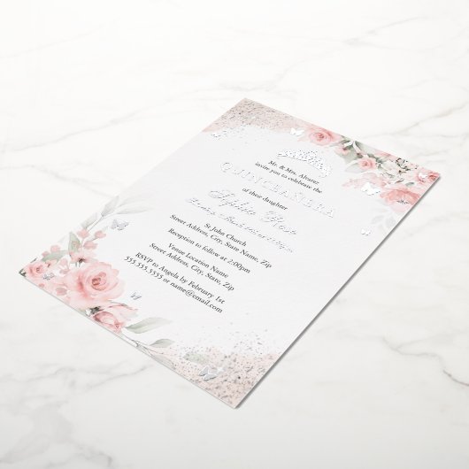 Blush Roze Roze Vlinder Zilver Quinceanera Folie Uitnodiging (Gedraaid)