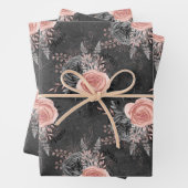 Blush roze rozen op houtskool inpakpapier vel (In situ)