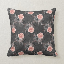 Blush roze rozen op houtskool kussen