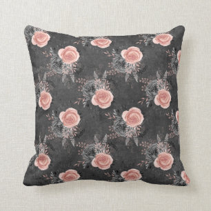 Blush roze rozen op houtskool kussen