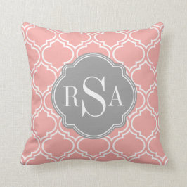 Blush roze stoprooster grijs monogram kussen
