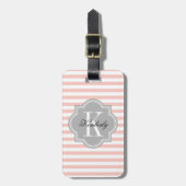 Blush roze stripes met grijze monogram bagagelabel (Voorkant verticaal)