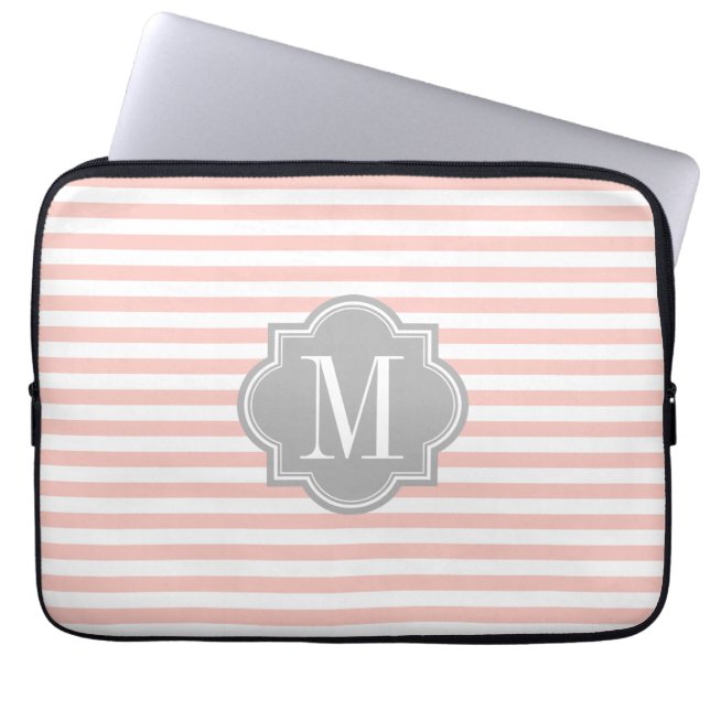 Blush roze stripes met grijze monogram laptop sleeve (Voorkant)