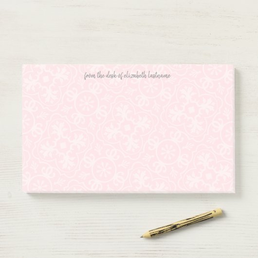 Blush roze Tegel Patroon met grijze Script-naam Post-it® Notes (Op bureau)