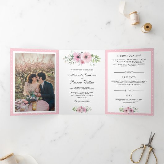 Blush roze Waterverf bloemenfoto bruiloft Drieluik Uitnodiging (Binnen)