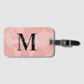 Blush Roze Wereldkaart Script Monogram Bagagelabel (Voorkant (horizontaal))