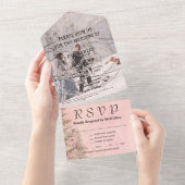 Blush roze winter besneeuwde dennenboom kerstfoto all in one uitnodiging (Afscheurbaar)