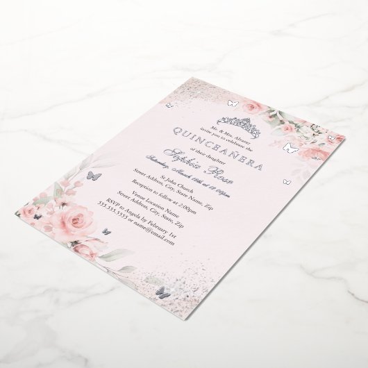 Blush Roze Zachte Rozen Vlinder Zilver Quinceanera Folie Uitnodiging (Gedraaid)