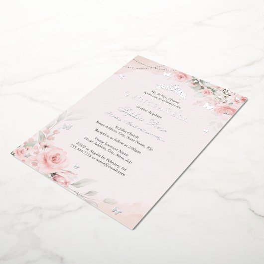 Blush Roze Zachte Rozen Vlinder Zilver Quinceanera Folie Uitnodiging (Gedraaid)