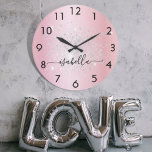 Blush roze zilveren glitter metal-stofnaamscript grote klok<br><div class="desc">Een lichtroze faux metallisch uitziende achtergrond,  versierd met faux zilveren glitterstof. Personaliseer en voeg jouw naam toe die met een trendy hand geschreven stijlmanuscript met swashes wordt geschreven. Om de spoelbeurten te houden schrap slechts de steekproefnaam,  verlaat de ruimten of emoji's voor en na de naam.</div>