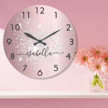 Blush roze zilveren glitter metal-stofnaamscript grote klok<br><div class="desc">Een lichtroze faux metallisch uitziende achtergrond,  versierd met faux zilveren glitterstof. Personaliseer en voeg jouw naam toe die met een trendy hand geschreven stijlmanuscript met swashes wordt geschreven. Om de spoelbeurten te houden schrap slechts de steekproefnaam,  verlaat de ruimten of emoji's voor en na de naam.</div>