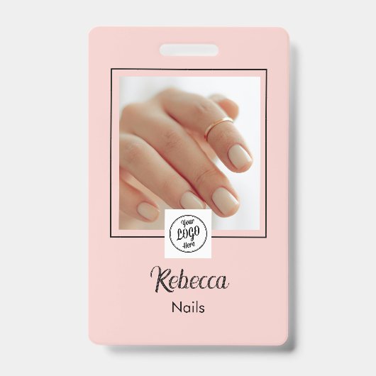 Blush Roze Zwarte Script Logo Nagels Foto Badge (Voorzijde)
