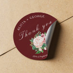 Blush Rozen Bouquet Chic Wedding Bedankt Ronde Sticker<br><div class="desc">Elegant minimalistisch bruiloft koppel dank u voor de ronde sticker/bruiloft-onderscheidingsteken met een prachtige bruine bruidsschat en een wazige roze pony-roos bouquet en een wit trendy-typografie-script tegen een donkerrode Bourgogne achtergrond.        Personaliseer zich met de namen en de initialen van de bruid en van de groom en met uw douanetekst!</div>