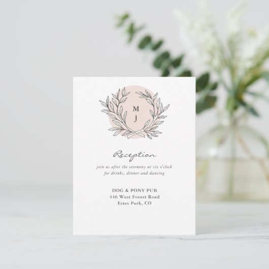 Blush rustieke Monogram krans bruiloft receptie Informatiekaartje (Staand voorkant)