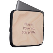 Blush & sand laptop sleeve Plug In AI kunst (Voorkant Rechts)