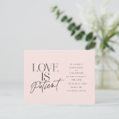 Blush Script Love is Patiënt Verander de datum Briefkaart (Staand voorkant)