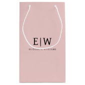 Blush Stof Roze Moderne Script Meisjesachtige Mono Klein Cadeauzakje (Achterkant)