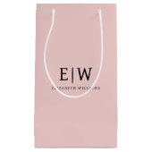 Blush Stof Roze Moderne Script Meisjesachtige Mono Klein Cadeauzakje (Voorkant)