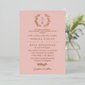 Blush Typografie Laurel Wreath Monogram Wedding Folie Uitnodiging (Staand Voorkant)