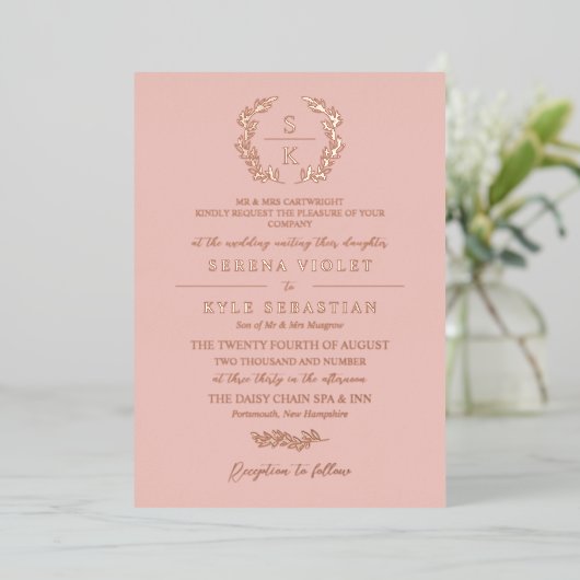 Blush Typografie Laurel Wreath Monogram Wedding Folie Uitnodiging (Staand Voorkant)