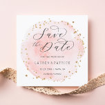Blush Waterverf Cirkel Save the Date Square Kaart<br><div class="desc">Dit sparen de datumkaart kenmerkt een beschilderde waterverf cirkel in wazige roze met faux gouden stippen accenten. Klik op de knop Aanpassen voor een geavanceerdere aanpassing van dit ontwerp. Overeenkomende objecten zijn ook beschikbaar.</div>