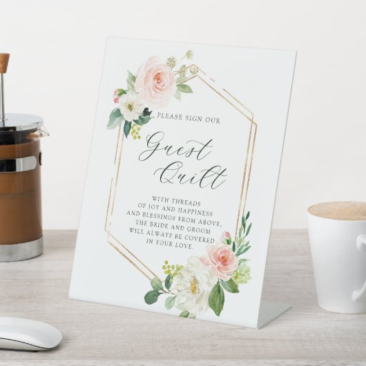 Blush White Bloom Gold Hexagon Wedding Guest Quilt Reclamebord Met Voetstuk (Insitu)