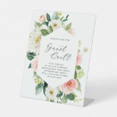 Blush White Bloom Hexagon Wedding Guest Quilt Reclamebord Met Voetstuk (Voorkant)