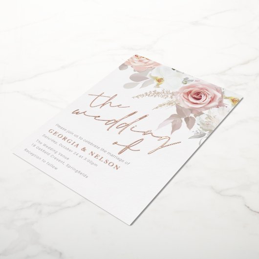 Blush & Wit Moderne Bloemenbruiloft Folie Uitnodiging (Gedraaid)
