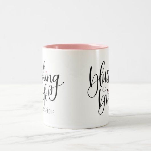 Blushing Bride Modern Lettering Roze Harten Custom Tweekleurige Koffiemok (Center)