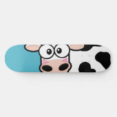 Blushing Cow op Blue Skateboard (Horizontaal)