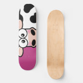 Blushing Cow op roze skateboard (Voorkant)