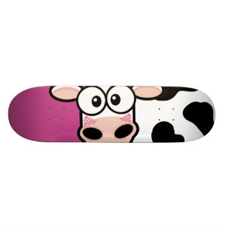 Blushing Cow op roze skateboard