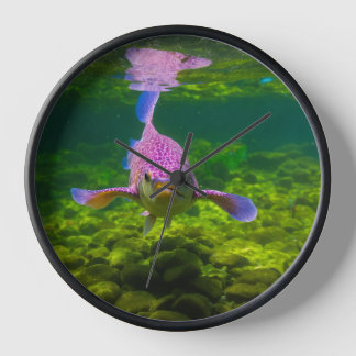 "Blushing Fins: een grillig roze vis design horlog